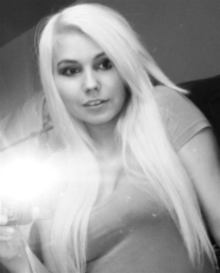 Kvinde Lenette  - Et hjerteslag kan mærkes af én, ses af ingen. En tåre kan mærkes af én, men ses af alle. Så giv dit hjerteslag til den rigtige! billede 9