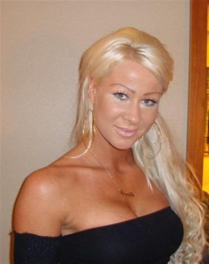 Kvinde Pernille Düwald Agerup - Med krøllet hår :) billede 2