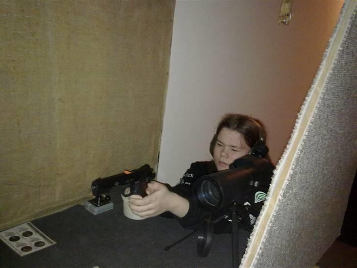 Kvinde anni - på skydebanden inddørs med hvors ny pistol billede 1