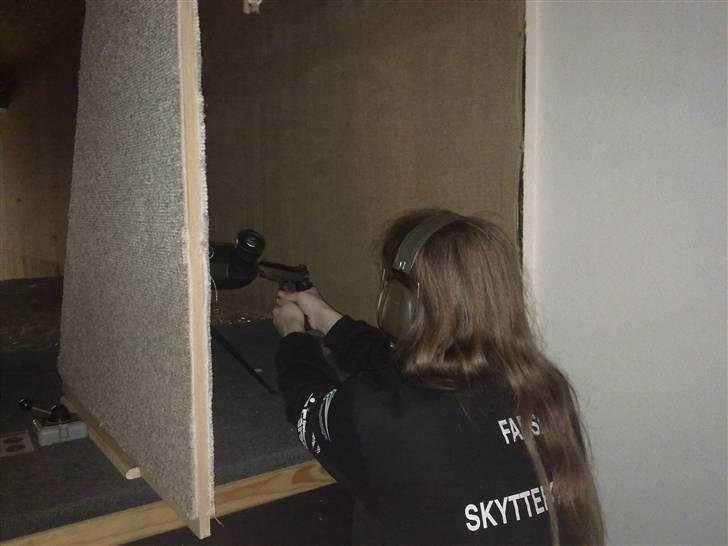 Kvinde anni - pistol skydning i farsø skyde klub billede 2
