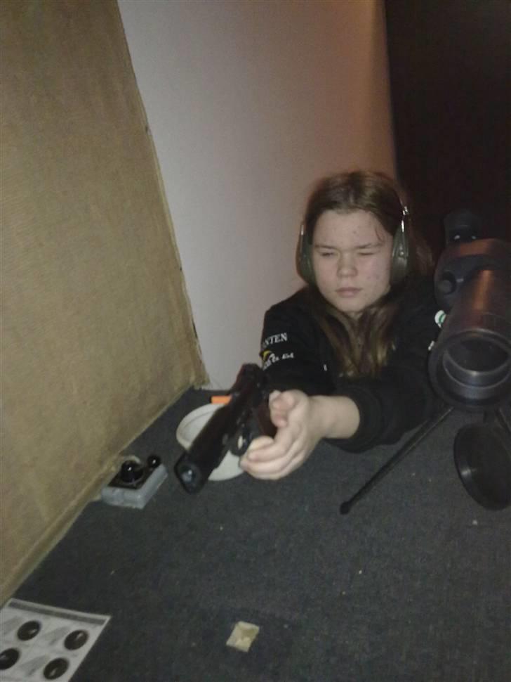 Kvinde anni - 15meter bande med pistol øver mig til stævne billede 3