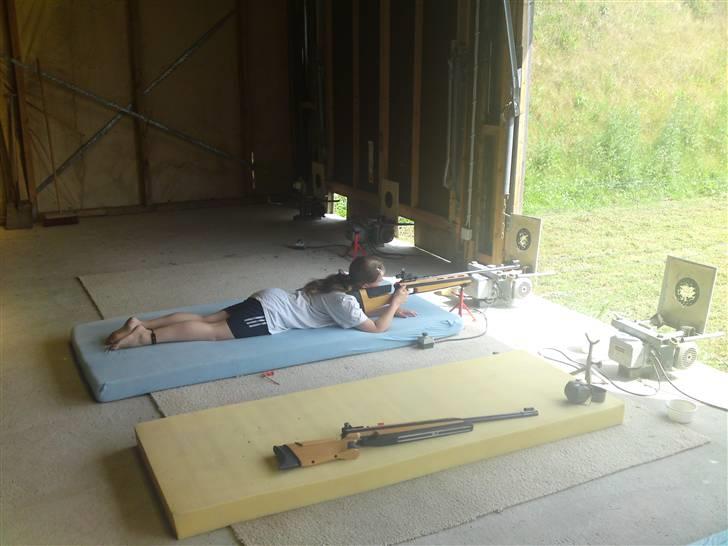 Kvinde anni - uddørs skydning med riffel 50meter bande billede 4