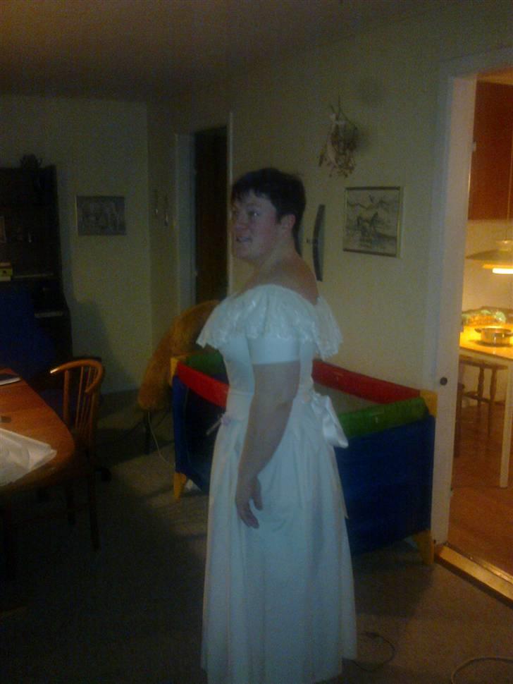Kvinde Tazz - Skulle lige prøve min konfirmations kjole vil lige tilføje jeg er 27år billede 8