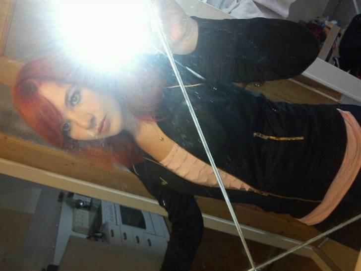 Kvinde Fie - lige efter at have fået farvet hår billede 11