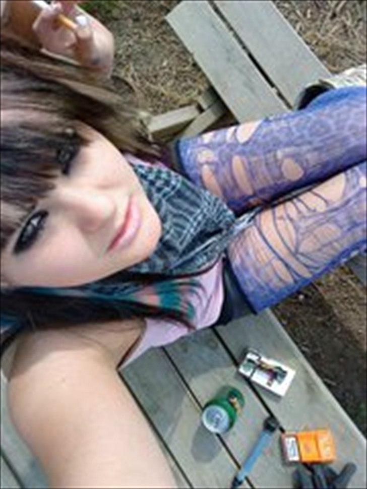 Kvinde Nicoline - undskyld billedet kvalitet oo' ved ikke helt hvad der er gået glat D:

Men ja, her sidder man så på en bænk og lyser som en model! :'D

BEMÆRK! Billedet er IKKE redigeret! :3 billede 18