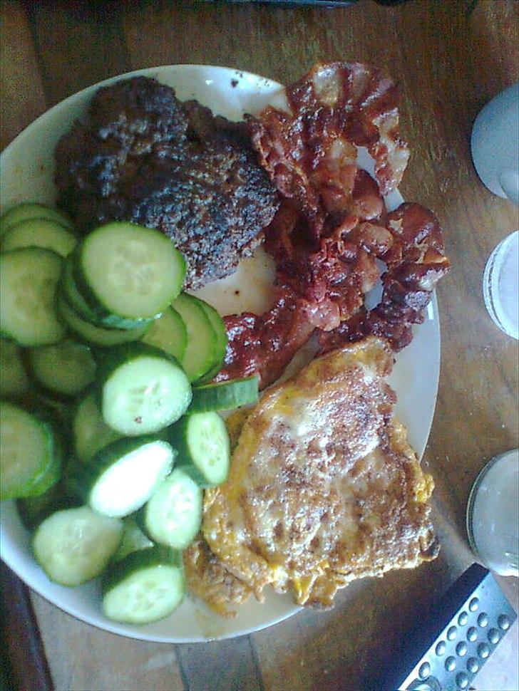 Mand ham selv - weekend morgen mad. ½ kg kød, 100 gram bacon, 200 g agurk, 2 spejlæg.   

masser af protein, og lidt flere kulhydrater end i hverdagen. billede 4