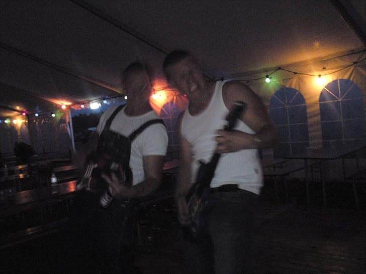 Mand Martin - Ricki og jeg fyrer den af på "luftguitar" til træf i Herning :)

(Plastik guitarer blev udleveret da arrangørerne mente, at det så lamt ud at vi fægtede ud i luften.) billede 7