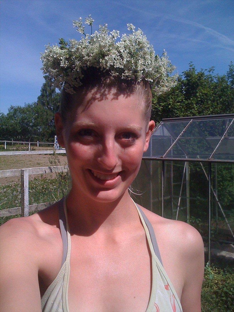 Kvinde Catja - Fun og spas i Nannas have... Homemade blomsterkrans billede 5