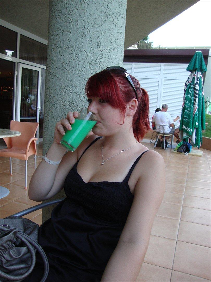 Kvinde Fie - Hotel Madare Bulgarien med en klam drinks:P billede 2