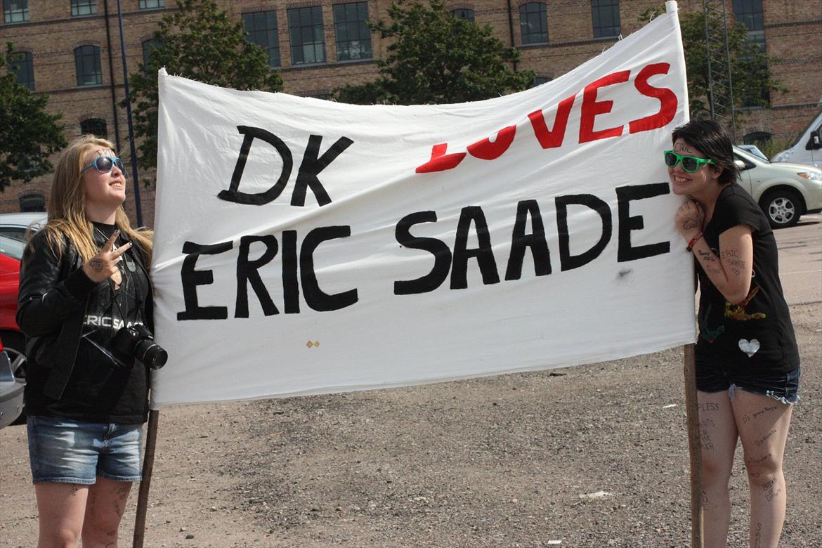 Kvinde Luise <3 - mig og den dejligste med vores fiine banner! :D Det fik voold meget opmærksomhed xD Juli '11 billede 3