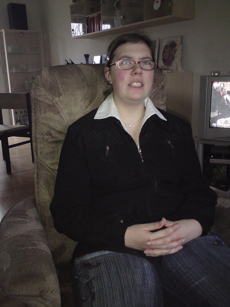 Kvinde vinnie  - det var et billede min mor tog at mig da hun synes at jeg så pæn ud i det tøj her og vi skulle vist nok til en fødselsdag den da der  billede 2