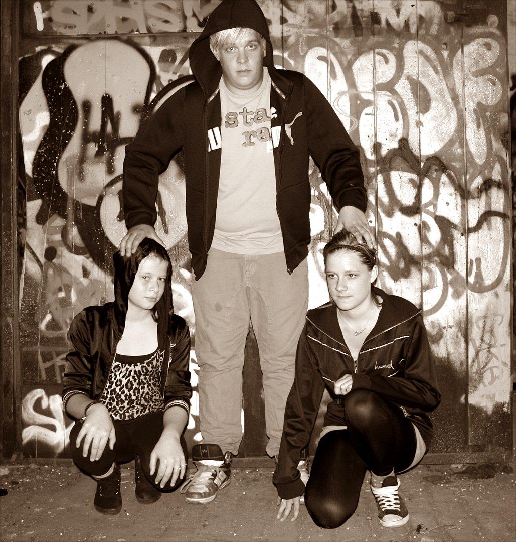 Mand Dennis - Min søster til venstre og hendes veninde til højre og mig i midten.. Ja jeg er ikke den kønneste men jeg er mig selv taget den 27-7-11 af lene pene på min venneliste billede 10