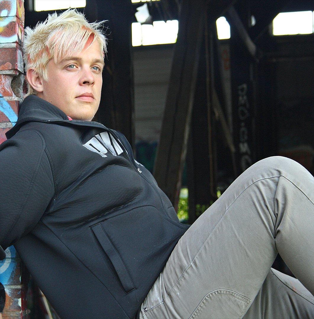 Mand Dennis - Ja jeg er ikke den kønneste men jeg er mig selv taget den 27-7-11 af lene pene på min venneliste billede 15