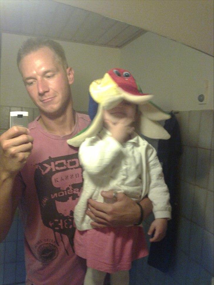 Mand Jens nc - Min Niece med hendes nye hat:D billede 5