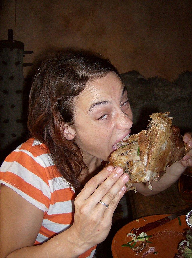 Kvinde Mianne - prag 2009, køter spiser KØØØBEN billede 2