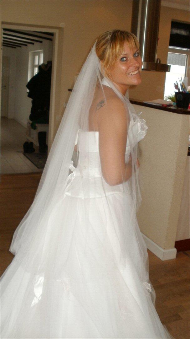 Kvinde lena johansson - der blir prøvet brudekjoler billede 4