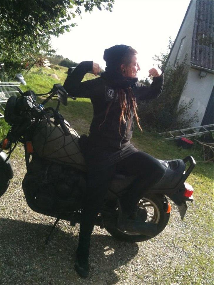 Kvinde Anina - Mig og min Yamaha fra helvede. Jeg er jo rent muskelbundt.  billede 3