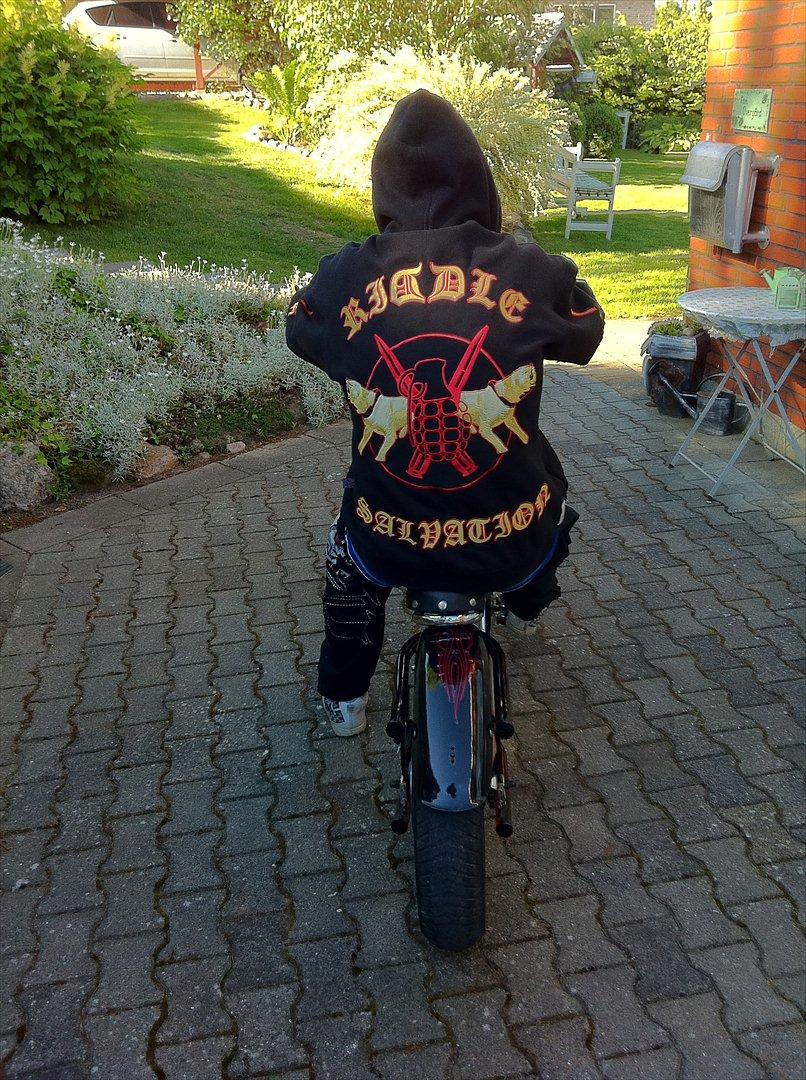 Mand jonas - min lillebror nye cykel med mig på billede 6