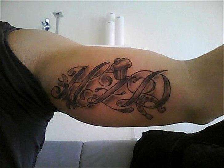 Mand Christian - Tattoo på venstre bicep. Initialer for min Far, mor og søster billede 5