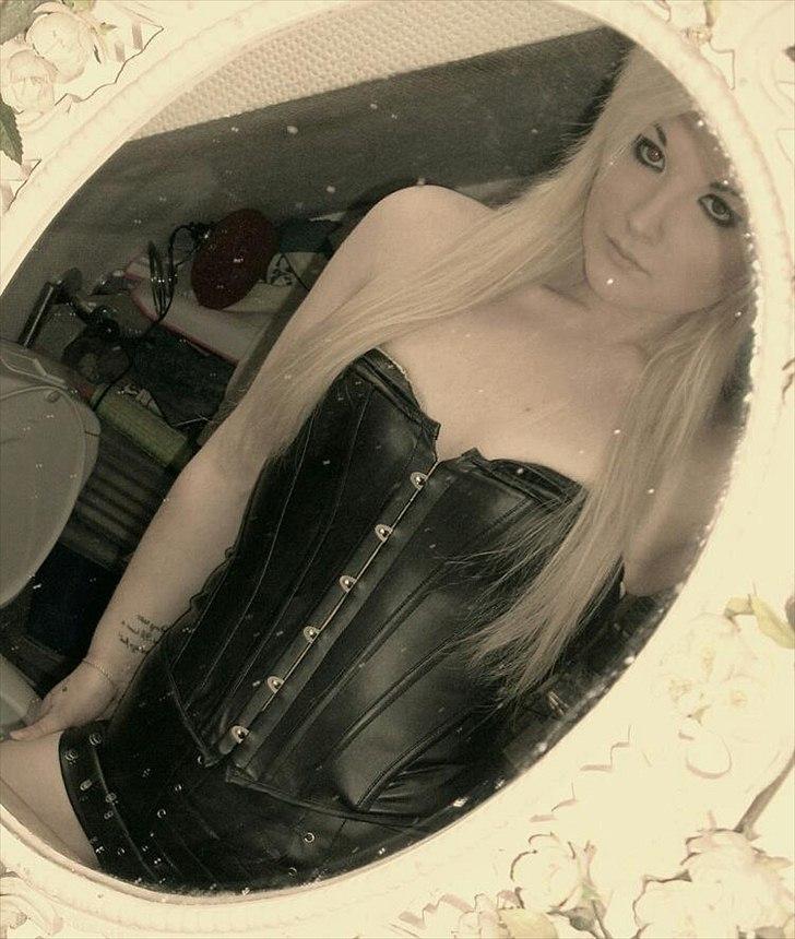 Kvinde Caroline Marie Moth Iversen - Fra d.6/10 2011 billede 1