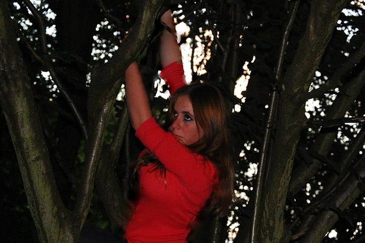 Kvinde Bella Vinter - Photoshoot 24. Juni 2011.
Fotograf: Katrine Bender Petersen
- Please come now. I think I'm falling, I'm holding on to all I think is safe... billede 5