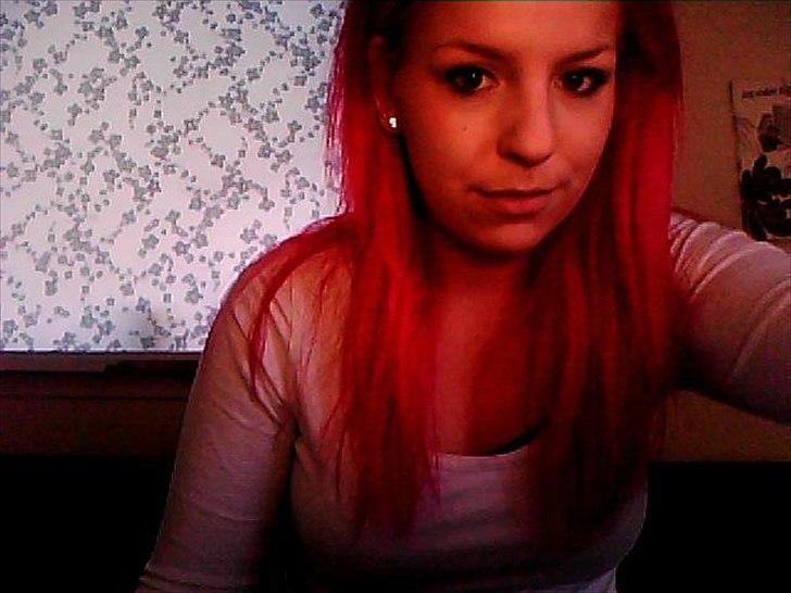 Kvinde Mette (: - Kender i det, at der lige pludselig bare skal ske et eller andet ? Og så farver man da sit platinblonde hår postkasserødt ?  billede 1