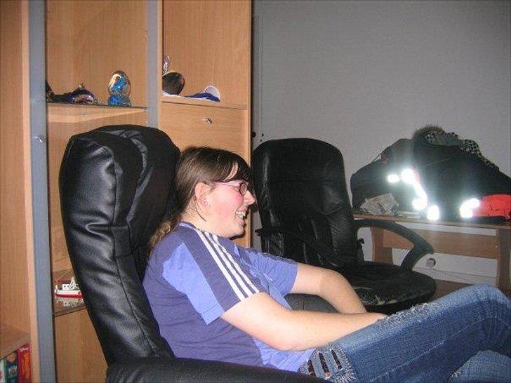 Kvinde vinnie  - det her billede er blivet taget at mig hjemme hos min ex kæreste Patrick og jeg sider og flækker at grin og noget han sagde dengang der men hvad det kan jeg ikke huske nu      billede 7