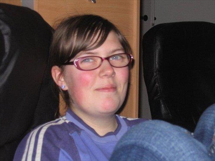 Kvinde vinnie  - det er også et fra ham at i hans gamle lejlighed det var dengang man kom sammen med ham og der sider jeg og prøver at holde masken så jeg ikke griner igen over ham    billede 8