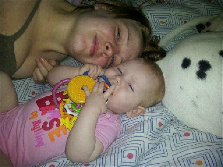 Kvinde Sabrina Folmann ;* - Putning i sengen med Sophie og Fine (: 8 mdr. billede 11