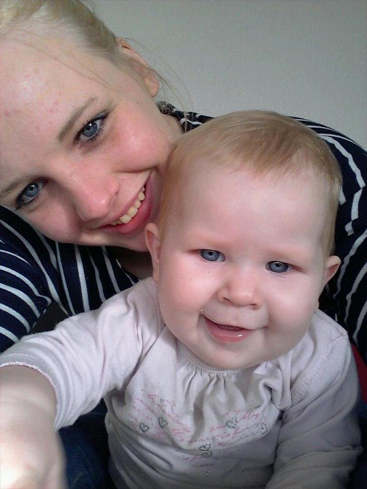 Kvinde Sabrina Folmann ;* - Sophie og jeg, med nyt hår :) November 2011, Sophie 9mdr. billede 12