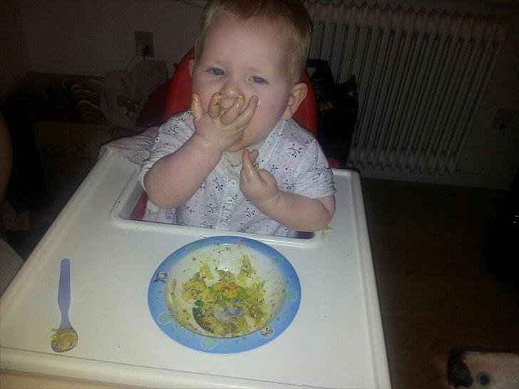 Kvinde Sabrina Folmann ;* - Sophie spiser selv! :D billede 2