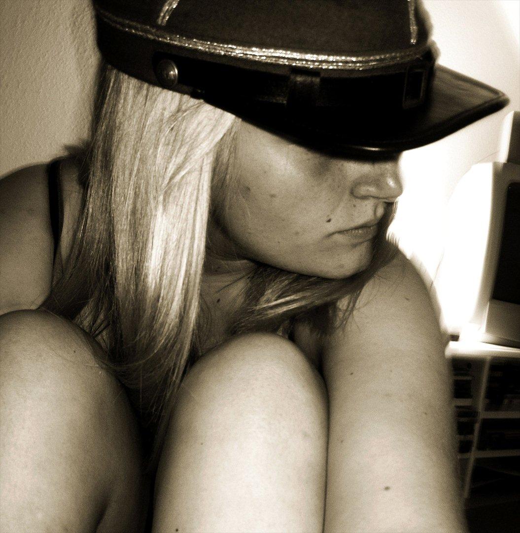 Kvinde Mathilde - She wont let you fly, but she might let you sing billede 7