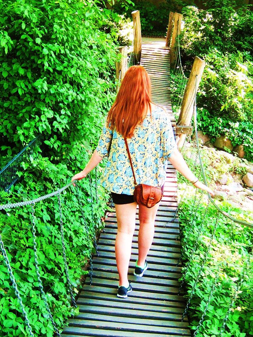 Kvinde Mathilde - She wont let you fly, but she might let you sing billede 13