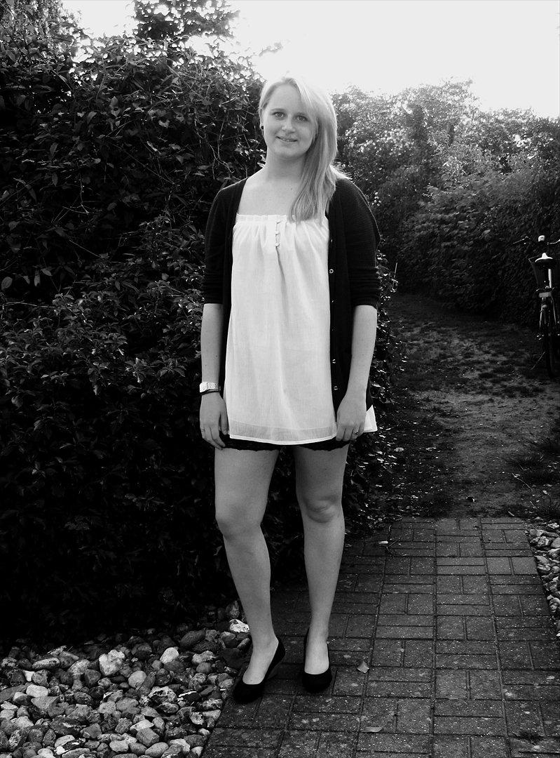 Kvinde Mathilde - Mange mennesker kan åbne en dør i mit hjerte, men kun sjældent sætte et fodspor billede 15