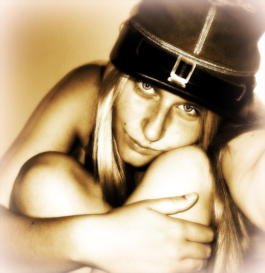 Kvinde Mathilde - Den der tager en kvinde på brysterne, er ikke nær så fræk som ham, der tager hende på ordet billede 16