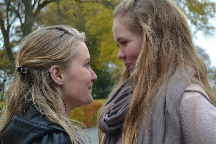 Kvinde Camila Simonsen - Mig og min veninde som har det meget sjovt billede 10