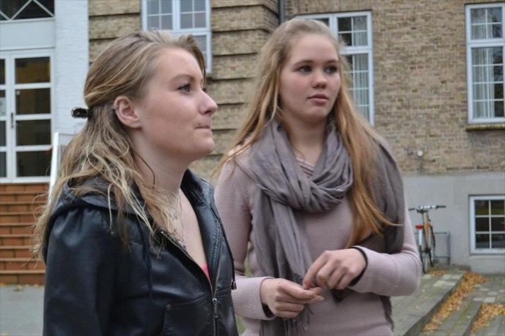 Kvinde Camila Simonsen - mig og min veninde som har det sjovt billede 11