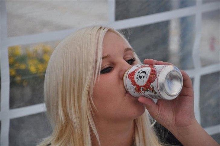 Kvinde Nicole - som blondine, her til Caspers 18 års ;-) billede 7