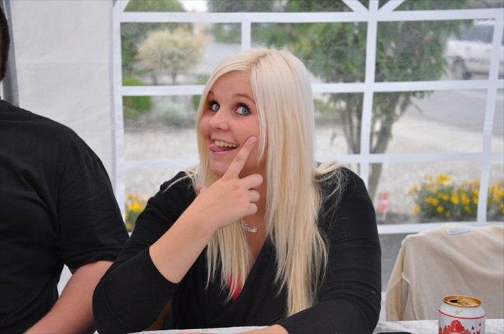 Kvinde Nicole - som blondine, her til Caspers 18 års ;-) billede 8