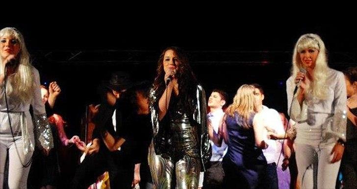 Kvinde Caroline Efryd - Musicalen på Gym 2011 - SOS, hvem er min far. Spillede Abba Band billede 11