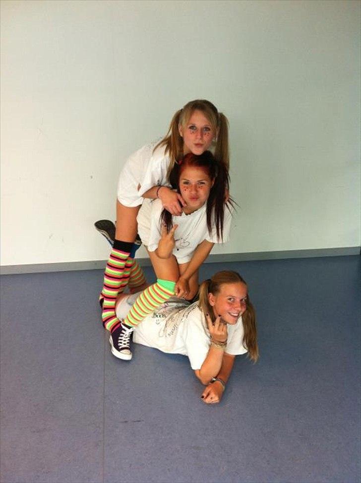 Kvinde Malou K.B. - Vores sidste skolebillede i 9. Klasse :-) billede 2