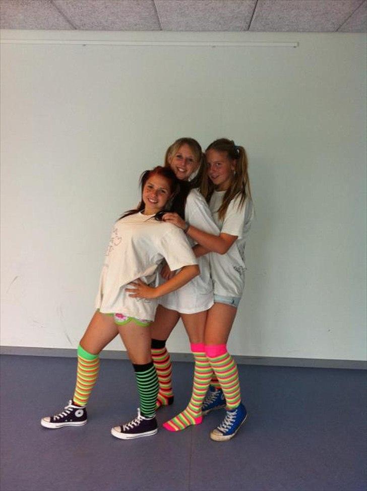 Kvinde Malou K.B. - Vores sidste skolebillede i 9. Klasse :-) billede 8