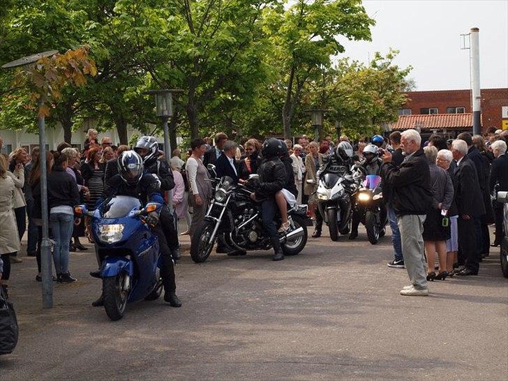 Kvinde Malou K.B. - Minimum 10 FEDE motorcykler står klar til at hente mig og kører en tur :-p!!! billede 13