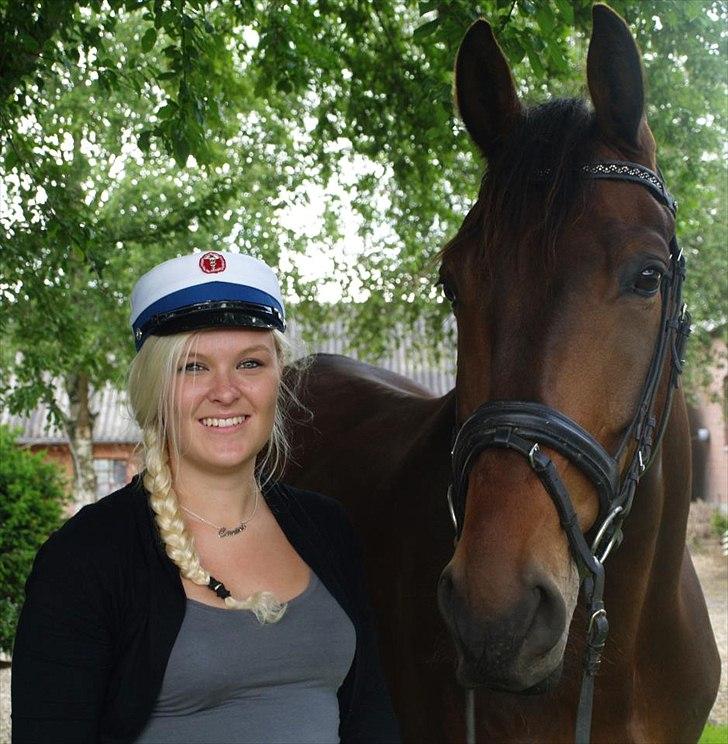 Kvinde Carina - Student 2011 billede 6