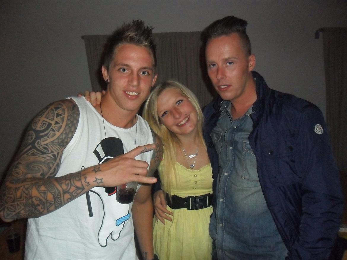 Kvinde Mia Sørensen - til min 18 års :*
min storebror nicki til venstre og hans bedste ven emil til højre <3 billede 12