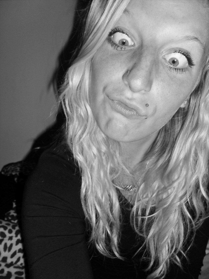 Kvinde Mia Sørensen - blondinen kan skam godt gøre sig skør foran kameraet :p billede 14