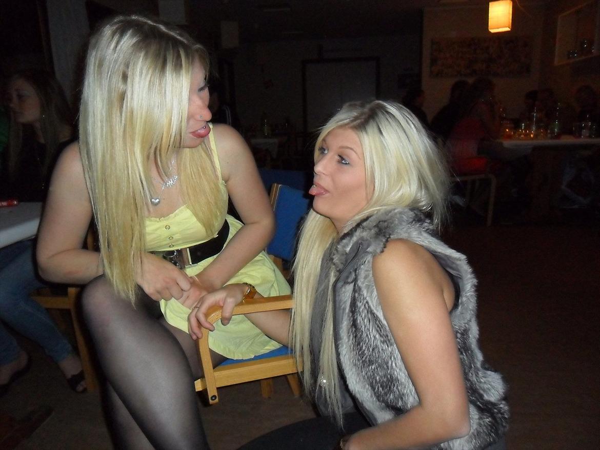 Kvinde Mia Sørensen - mig og bedste veninden til en venidnes 18 års (; ja vi er blondiner men vi elsker det ! men så dumme er vi heller ikke :p billede 17