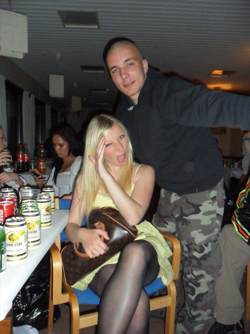 Kvinde Mia Sørensen - til min venindes 18 års!
mig og marcker, tjaa vi er lidt fulde men vi kan jo godt lide det :* billede 19