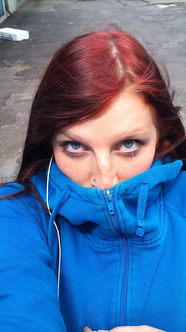 Kvinde Mia Sørensen - mig da jeg var farvede rødhåret. ihh hvor det klædte mig men savnede faktisk min eget blonde hår efter noegt tid :* billede 20