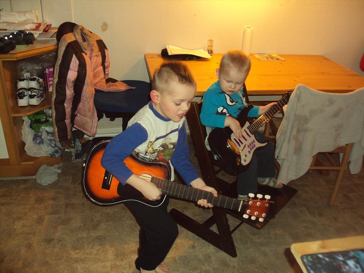 Kvinde Yankee aka Katja - Begge mine dejlige Musik drenge :-) Januar 2012 billede 20